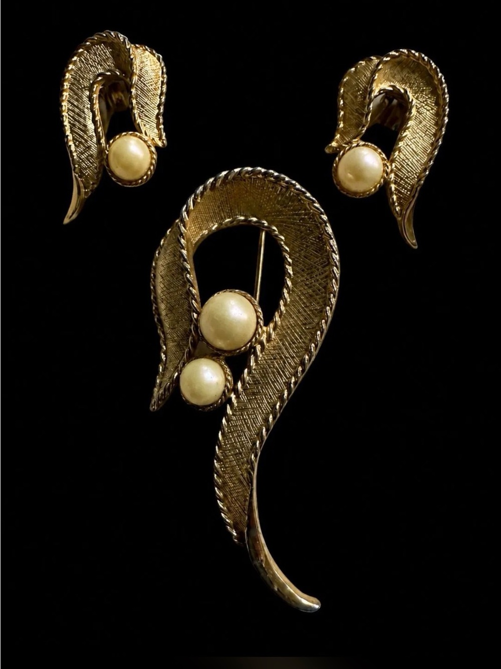 Sarah Coventry “Symphony” Gold-Tone Pearl Accent Women’s Brooch & Earring Set